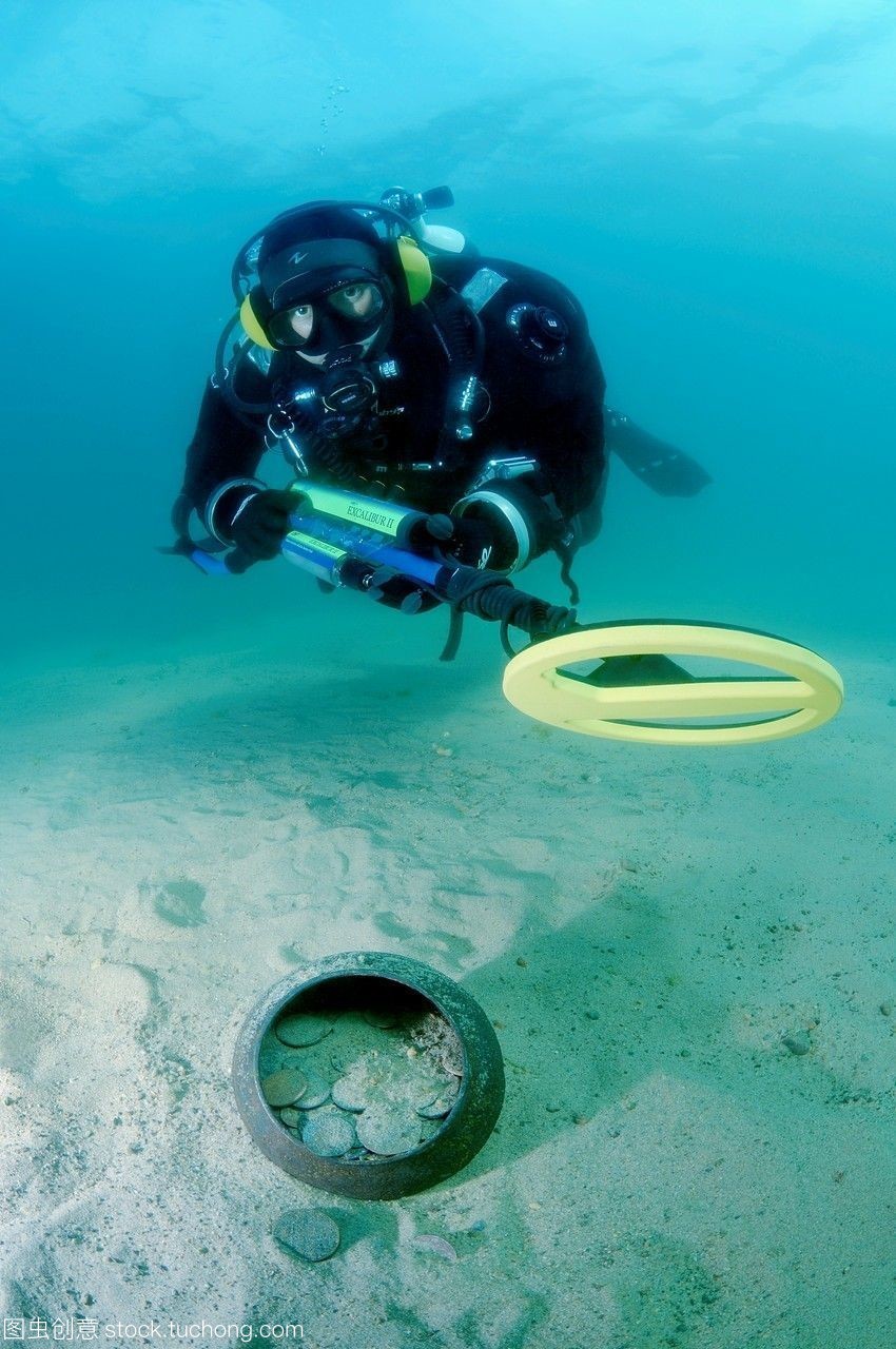 潜水员用金属探测器发现锅古币贝加尔湖西伯利亚俄罗斯欧亚大陆。